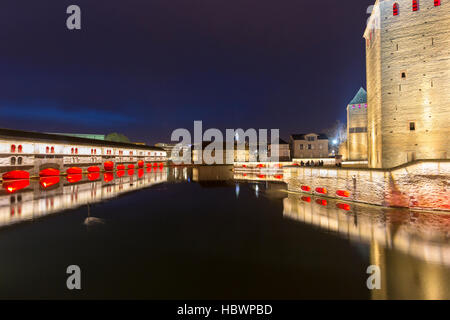 Ponts Couverts illuminé et Barrage Vauban dans la nuit le long de la rivière Ill Strasbourg, France Banque D'Images