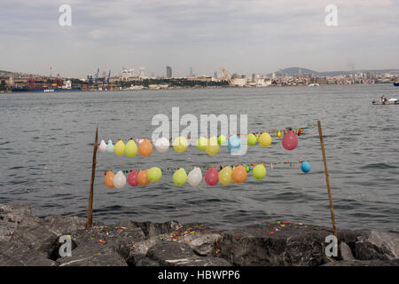 Jeu de tir ballon avec des ballons attachés sur une chaîne Banque D'Images