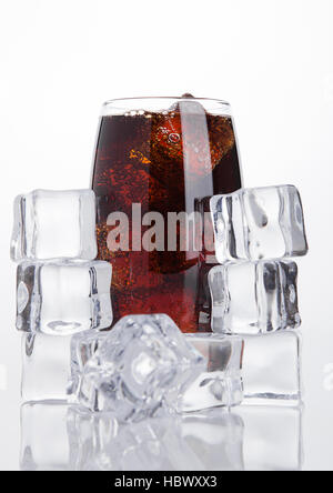 Verre de soda Cola boire froid avec des glaçons sur fond blanc Banque D'Images