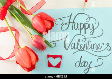 Happy Valentines Day calligraphie carte avec des tulipes Banque D'Images