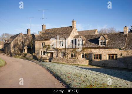 Cottage dans l'hiver du soleil. Winson, Cotswolds, Gloucestershire, Angleterre Banque D'Images
