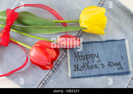 Happy mothers day card avec tulipes fleurs Banque D'Images