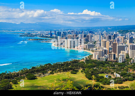 Toits de Honolulu, Hawaii et la région environnante, y compris les hôtels et les bâtiments sur Waikiki Beach Banque D'Images