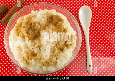 Lait de riz dessert recouvert de poudre de cannelle Banque D'Images