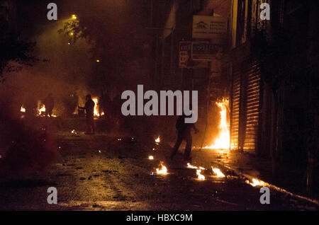 Athènes, Grèce. Le 06 Dec 2016. Affrontements entre les manifestants et la police anti-émeute dans la région d'Exarcheia Athènes après la fin de la démonstration à la mémoire de 15 à 70 ans qui Grigoroulos étudiant Alexis a été tué par un policier. Crédit : George/Panagakis Pacific Press/Alamy Live News Banque D'Images