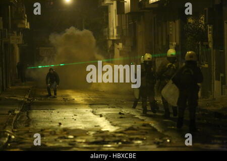 Athènes, Grèce. Le 06 Dec 2016. Clash avec autoritaire contre la police anti-émeute dans le centre d'Athènes, après une manifestation pour marquer le 8e anniversaire de l'assassinat d'Alexandros Grigoropoulos, tué par balles par un policier en 2008. Crédit : George/Vitsaras Pacific Press/Alamy Live News Banque D'Images