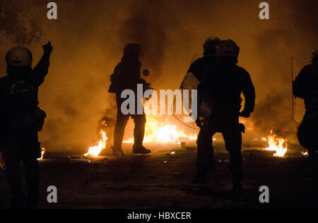 Athènes, Grèce. Le 06 Dec 2016. Affrontements entre les manifestants et la police anti-émeute dans la région d'Exarcheia Athènes après la fin de la démonstration à la mémoire de 15 à 70 ans qui Grigoroulos étudiant Alexis a été tué par un policier. Crédit : George/Panagakis Pacific Press/Alamy Live News Banque D'Images