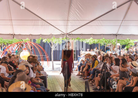 Défilé Haute Couture Marché autochtone de Santa Fe 2016 Santa Fe, New Mexico, USA Banque D'Images