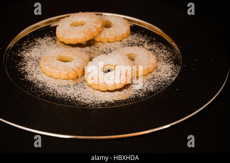 Biscuit noix sur une plaque d'acier Banque D'Images