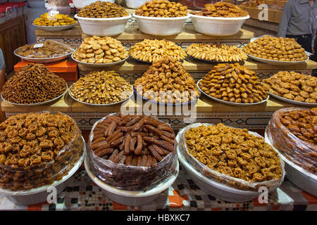 Marocaine Ramadan bonbons dans un stand de l'Meknes, Maroc. marché Banque D'Images