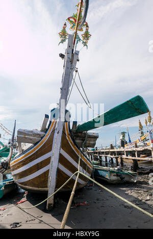 Vieux bateaux en bois traditionnels colorés de l'Indonésie dans l'île de Bali, Indonésie Banque D'Images