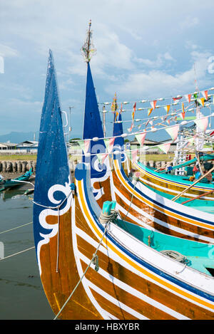 Vieux bateaux en bois traditionnels colorés de l'Indonésie dans l'île de Bali, Indonésie Banque D'Images