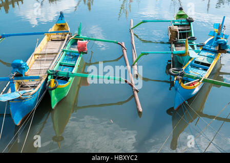 Vieux bateaux en bois traditionnels colorés de l'Indonésie dans l'île de Bali, Indonésie Banque D'Images