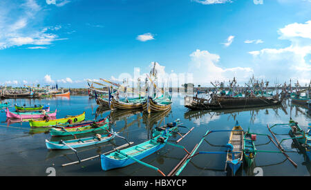 Vieux bateaux en bois traditionnels colorés de l'Indonésie dans l'île de Bali, Indonésie Banque D'Images