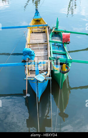 Vieux bateaux en bois traditionnels colorés de l'Indonésie dans l'île de Bali, Indonésie Banque D'Images