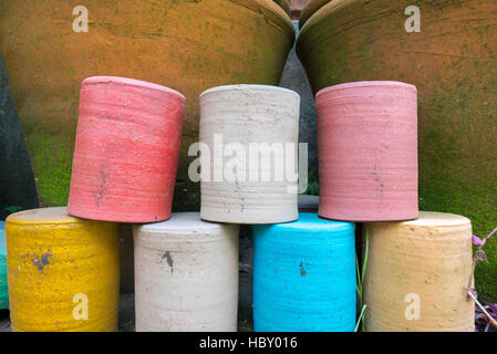 Rangées de pots colorés affichés à Ubud marché touristique. Bali, Indonésie Banque D'Images