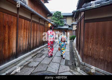 Maisons en bois traditionnel le long Ishibei Koji lane, Gion, Kyoto, Japon Banque D'Images