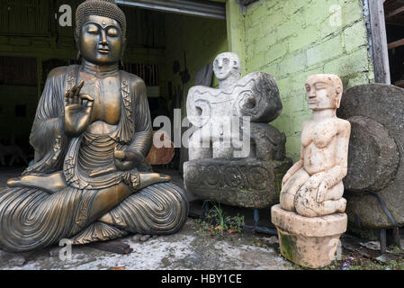 Sculptures religieuses traditionnels balinais à Ubud, Bali. L'Indonésie Banque D'Images