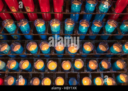 Bougies colorées au monastère de Montserrat près de Barcelone en Espagne Banque D'Images