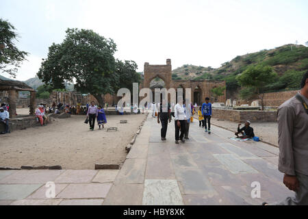 Voir d'Adhai Din Ka Jhonpra dans Ajmer, Rajasthan, Inde. Selon la légende, la construction en 1153 n'a pris que deux jours et demi Banque D'Images