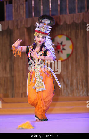 Manipuri dancer performing Manipur Rass dance sur scène . La ville d'Ajmer, Rajasthan, en Inde, au cours d'un festival de danse tribale Banque D'Images