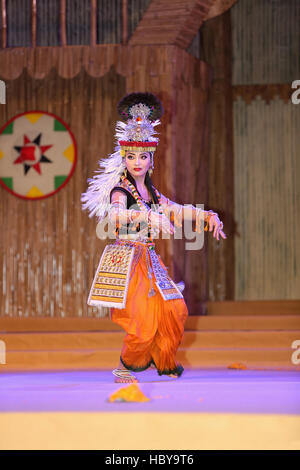 Manipuri dancer performing Manipur Rass dance sur scène. La ville d'Ajmer, Rajasthan, en Inde, au cours d'un festival de danse tribale Banque D'Images