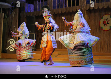 Un groupe de danse de Manipur Manipur dancers performing dance Rass sur scène. La ville d'Ajmer, Rajasthan, en Inde, au cours d'un festival de danse tribale Banque D'Images