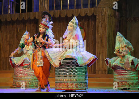 Un groupe de danse de Manipur Manipur dancers performing dance Rass sur scène . La ville d'Ajmer, Rajasthan, en Inde, au cours d'un festival de danse tribale Banque D'Images