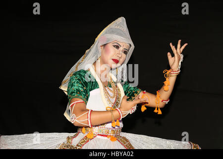 Manipuri dancer performing Manipur Rass dance sur scène . La ville d'Ajmer, Rajasthan, en Inde, au cours d'un festival de danse tribale Banque D'Images