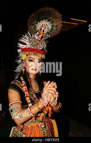 Danseur de Manipuri exécutant la danse de la rasse de manipulateur sur scène . Ajmer,Rajasthan, Inde pendant un festival de danse tribale. Visages ruraux de l'Inde Banque D'Images