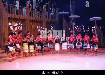 Un spectacle de danse d'Rengma tribu de Nagaland en Inde effectuant Ngada Dance . Festival Tribal Ajmer, Rajasthan, Inde Banque D'Images