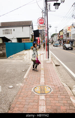 Traveler femme thaïlandaise marcher et visiter à côté road aller à Crea Mall (Kawagoe Kawagoe railway station) et le 19 octobre 2016 à Saitama, Japon Banque D'Images