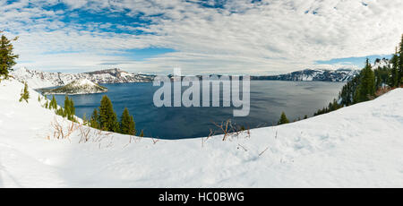 Parcs nationaux DES ÉTATS-UNIS, parc national de Crater Lake, image panoramique, vue de Crater Lake au parc national de Crater Lake, Oregon, États-Unis. Banque D'Images