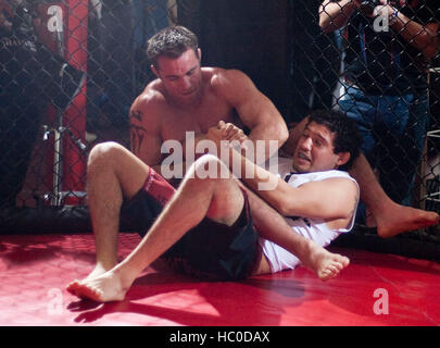 Jake Shields, haut, réserve avec Gilbert Melendez lors d'une session d'entraînement ouvert aux médias pour promouvoir une Strikeforce MMA à la carte Sport Legends le 17 mars 2010 à Hollywood, Californie. Photo par Francis Specker Banque D'Images