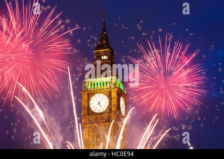 D'artifice explosif remplit le ciel autour de Big Ben. La veille du Nouvel An fête fond Banque D'Images