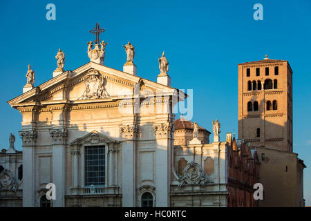 La lumière du soleil du soir sur la cathédrale Duomo de San Pietro, Mantova (Mantoue), Lombardie, Italie Banque D'Images