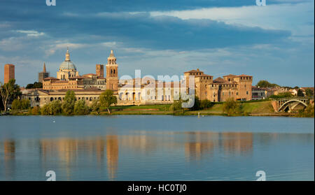 Tôt le matin sur la ville médiévale de Mantoue et Lago Inferiore, Lombardie, Italie Banque D'Images