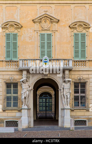 À l'entrée de Palazzo Vescovile Piazza Sordello, Mantoue, Lombardie, Italie Banque D'Images