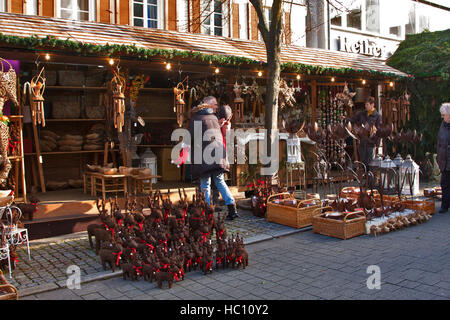 Marché artisanal de Noël à Ludwigsberg, Allemagne, le stand d'artisan avec des décorations de Noël, les rennes, bols en bois, Banque D'Images