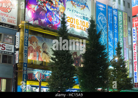 Les immeubles d'Akihabara avec manga et anime l'ads. Banque D'Images