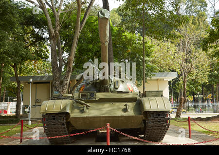 Réservoir intégré soviétique dans le parc du Palais de la réunification (anciennement Palais de l'indépendance), Ho Chi Minh Ville (Saigon), Vietnam Banque D'Images