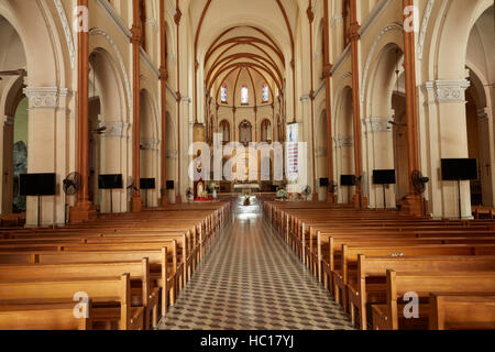 Intérieur de la Basilique de Notre-Dame de Saigon, Ho Chi Minh Ville (Saigon), Vietnam Banque D'Images