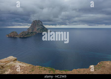 Nuages sur l'île mystérieuse de Es Vedra Banque D'Images