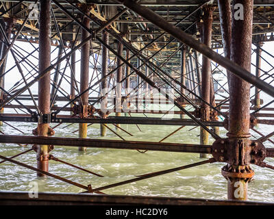 Le dessous de la jetée d''Eastbourne en réparations conjointe suite à de nombreuses années de la corrosion de l'eau de mer et des marées. Banque D'Images