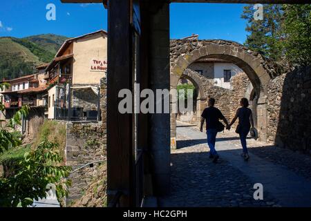 Village de Potes, Cantabria, Espagne, Europe. L'un des arrêts du Transcantabrico Gran Lujo train de luxe. Banque D'Images