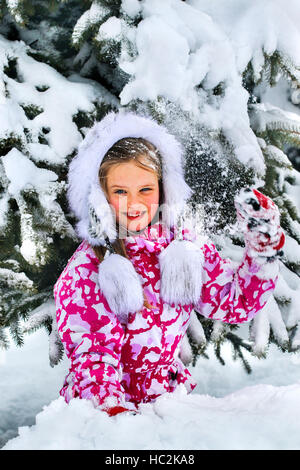 L'enfant, une fille, un plaisir de jouer dans la neige. Banque D'Images