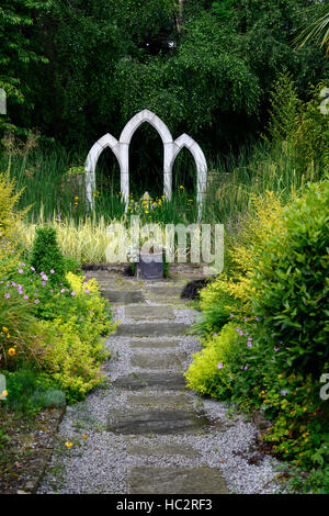 Garden Design plomb chemin menant de fenêtres en pierre de fonctionnalité centrée centre vert feuillage feuilles jardinage Floral RM Banque D'Images