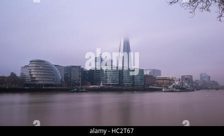 L'Hôtel de ville et le Shard debout comme le brouillard se ferme. Banque D'Images