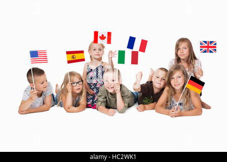 Pologne Groupe holding drapeaux de différents pays. Drapeau allemand, d'un drapeau de l'Angleterre, l'Espagne, l'Amérique, de la Russie, de la france, drapeau canada Banque D'Images