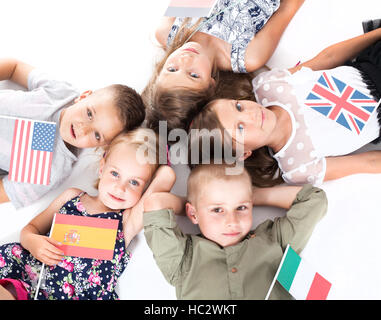 Pologne Groupe holding drapeaux de différents pays. Drapeau allemand, d'un drapeau de l'Angleterre, l'Espagne, l'Amérique, de la Russie, de la france, drapeau canada Banque D'Images